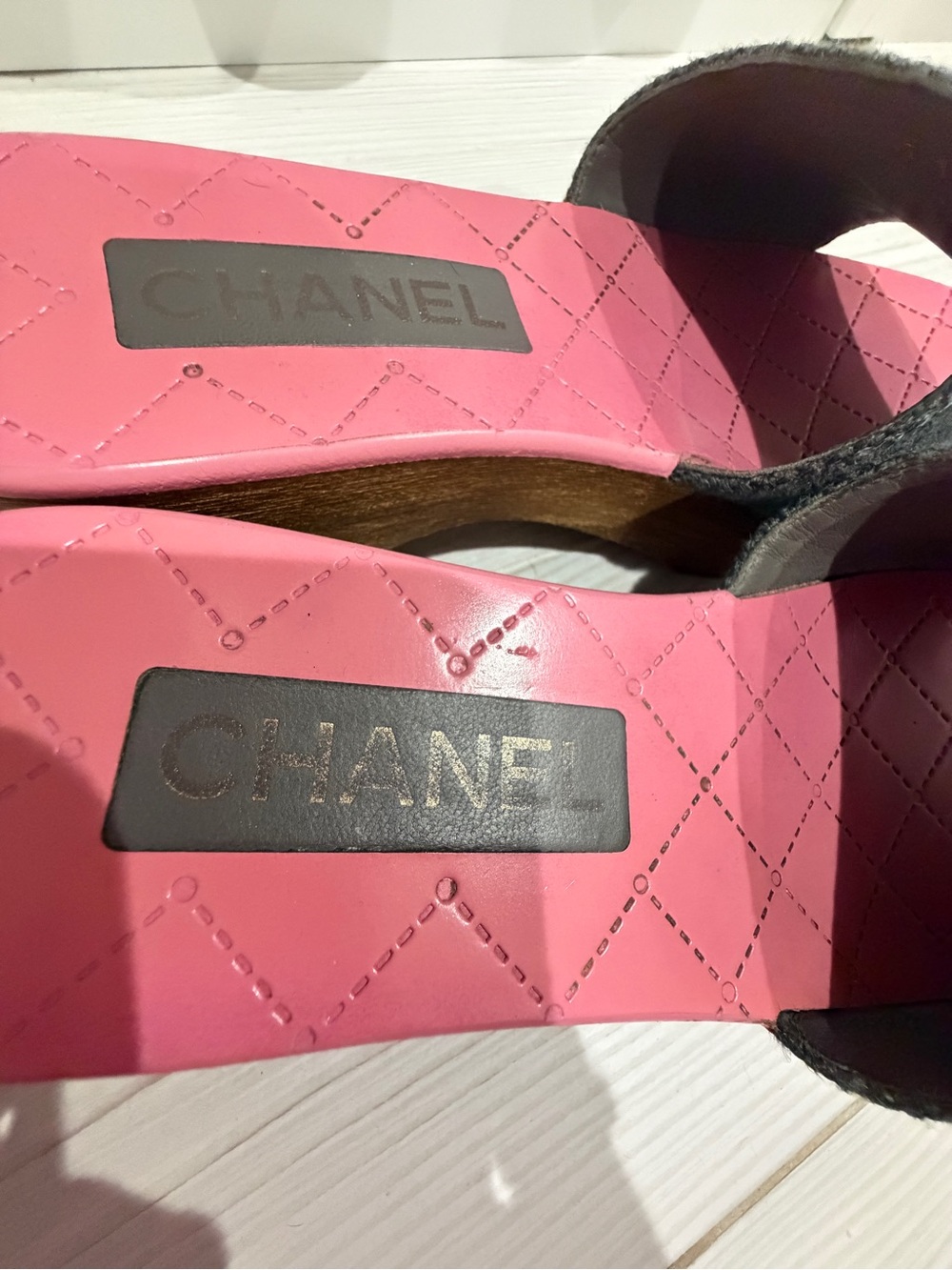 Chanel blue with pink CC - Picture 3 of 8